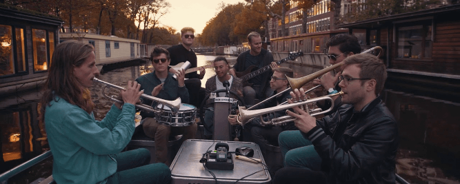 Busty and the Bass en prestation sur les canaux d'Amsterdam