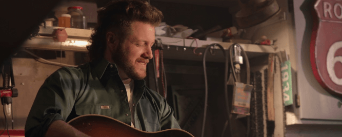Matt Lang pr&eacute;sente le vid&eacute;oclip de sa chanson&nbsp;In a Bar