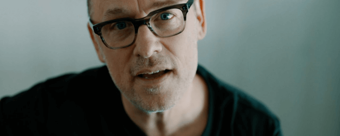 David Lafleche pr&eacute;sente le vid&eacute;oclip de sa chanson Les Mar&eacute;es