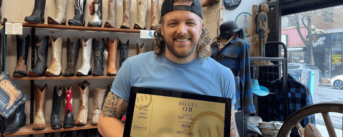 Matt Lang re&ccedil;oit un billet d&rsquo;or pour son spectacle More